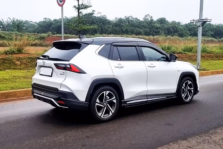 Thứ hai là hệ truyền động hybrid với máy xăng 4 xi-lanh, dung tích 1.5L, tạo ra công suất tối đa 89 mã lực và mô-men xoắn cực đại 121 Nm. Động cơ kết hợp với mô-tơ điện mạnh 79 mã lực và 141 Nm, hộp số e-CVT cũng như pin lithium-ion.