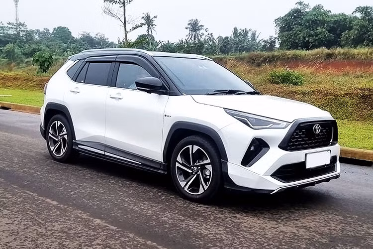 Khi mua mẫu SUV cỡ B này, khách hàng Việt có thể lựa chọn màu đơn sắc hoặc hai tông màu. Theo công bố của nhà phân phối chính hãng, Toyota Yaris Cross 2023 mới dự kiến sẽ bán ra và đến tay khách hàng tại thị trường Việt Nam vào ngày 19/9/2023.