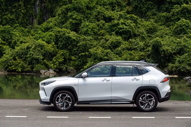 Hiện Toyota Việt Nam chưa hé lộ giá bán của mẫu SUV cỡ B này. Tuy nhiên, theo một số nhân viên tư vấn bán hàng tại đại lý, giá xe Toyota Yaris Cross tại Việt Nam sẽ có mức bán ra dự kiến là 740 triệu đồng với bản máy xăng và 840 triệu đồng với bản hybrid.