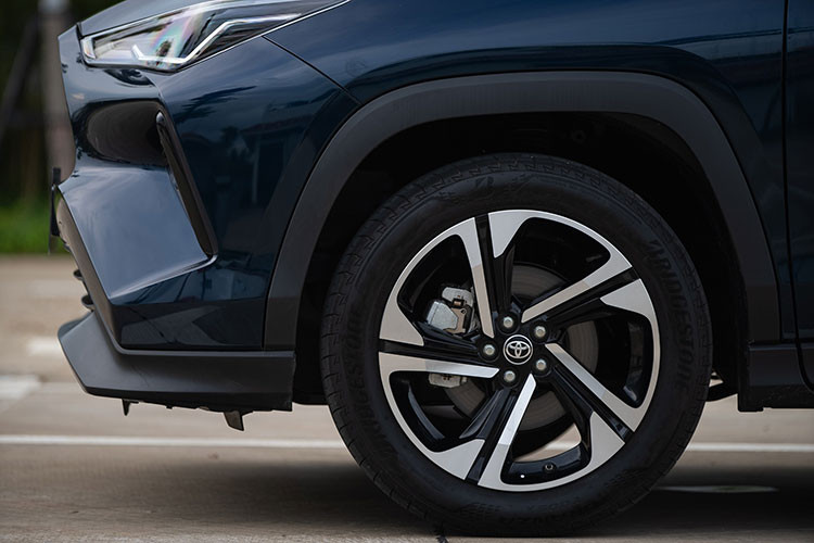 Bên cạnh đó, Toyota Yaris Cross 2023 tại Việt Nam còn là xe nhập khẩu nguyên chiếc từ Indonesia nên không được hưởng ưu đãi 50% lệ phí trước bạ của Chính phủ. Đây có lẽ là một phần lý do vì sao xe chưa ra mắt đã có chương trình khuyến mại chính hãng.