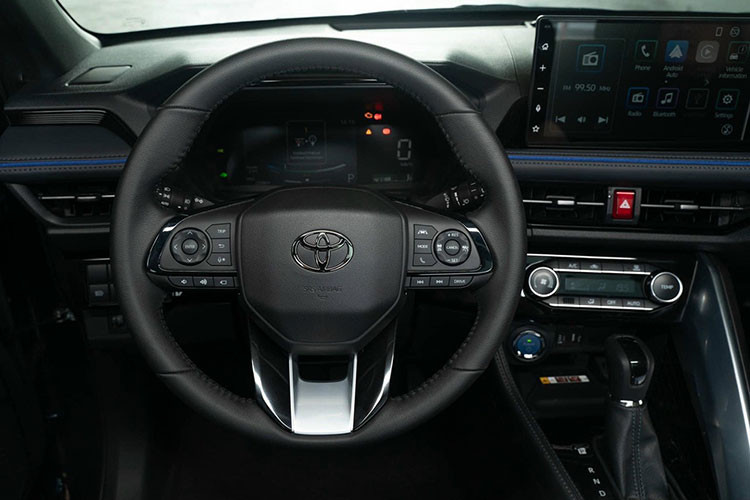 Theo công bố của Toyota Việt Nam, Yaris Cross sẽ có những trang bị như vành hợp kim 18 inch, ăng-ten vây cá mập trên nóc, cốp điện tích hợp tính năng mở cốp rảnh tay (đá cốp), cửa sổ trời toàn cảnh với tấm che nắng điều khiển điện, ghế lái chỉnh điện 8 hướng, lẫy chuyển số trên vô lăng,...