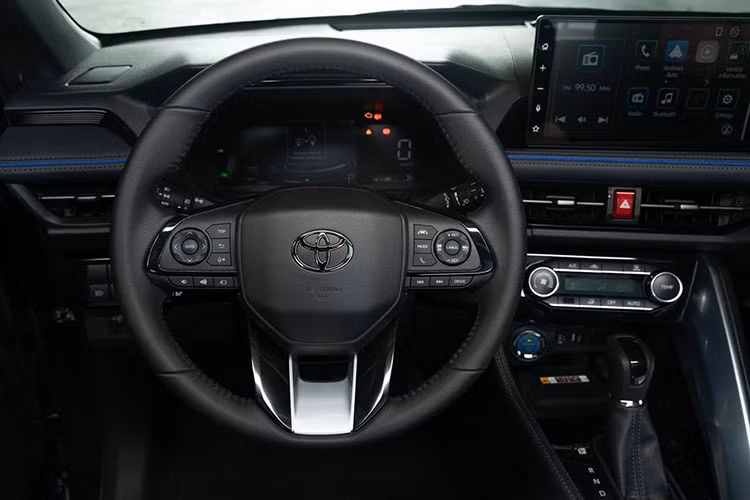 Theo công bố của Toyota Việt Nam, Yaris Cross sẽ có những trang bị như vành hợp kim 18 inch, ăng-ten vây cá mập trên nóc, cốp điện tích hợp tính năng mở cốp rảnh tay (đá cốp), cửa sổ trời toàn cảnh với tấm che nắng điều khiển điện, ghế lái chỉnh điện 8 hướng, lẫy chuyển số trên vô lăng,...