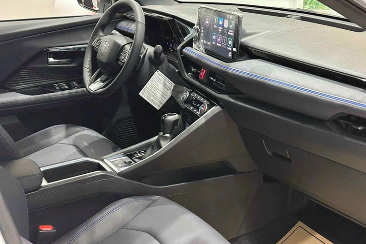 Bên cạnh đó là những tính năng an toàn như cảnh báo tiền va chạm (PCS), hỗ trợ giữ làn (LKC), đèn chiếu xa tự động (AHB), kiểm soát hành trình chủ động (ACC), cảnh báo phương tiện phía trước khởi hành (FDA), kiểm soát vận hành chân ga (PMC), camera 360 độ, 4 cảm biến trước và sau cũng như 6 túi khí.