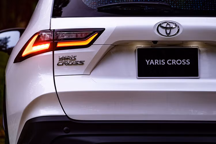 Toyota Yaris Cross 2023 chỉ rẻ hơn Honda HR-V (699 - 871 triệu) hay Nissan Kicks (789 - 858 triệu đồng). Rõ ràng, giá bán sẽ không phải là lợi thế của Toyota Yaris Cross. Thậm chí, nếu so với Mazda CX-5 bản tiêu chuẩn 2.0L Deluxe (749 triệu đồng), Yaris Cross máy xăng chỉ rẻ hơn 9 triệu đồng trong khi kích thước nhỏ hơn đáng kể. 
