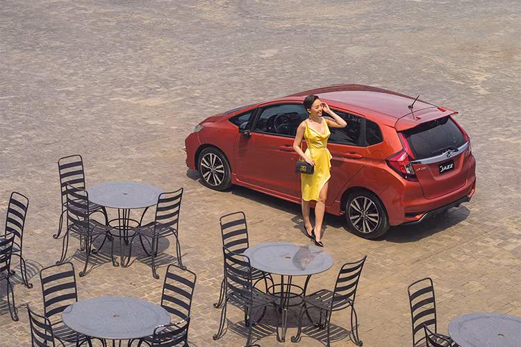 Honda sẽ phân phối chính hãng chiếc xe Jazz ở Việt Nam với 3 phiên bản cấu hình, gồm V (tiêu chuẩn), VX và RS (cao cấp nhất). Xe sẽ được bán ra tại các Đại lý Ôtô Honda trên toàn quốc kể từ ngày 05/03/2018, thời gian giao xe dự kiến sẽ diễn ra ngay trong quý 2/2018 tới đây.