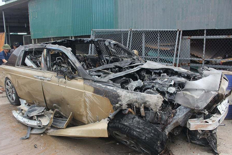 Nhìn vào hình ảnh, có thể thấy rõ phần ngoại thất của xe Rolls-Royce Phantom bị cháy xong đã hư hỏng nặng, nước sơn màu vàng cát độc nhất vô nhị chỉ còn một bên hông xe, những phần khác bị cháy đen, trơ khung.