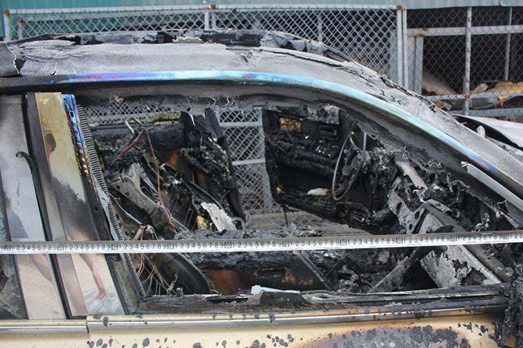 Dù lực lượng cảnh sát PCCC TP. Móng Cái, Quảng Ninh đã cố gắng dập lửa sau 30 phút nhưng xế sang này vẫn bị hư hỏng gần như hoàn toàn khiến cho ít người có thể nhận ra chiếc xe siêu sang đình đám này.