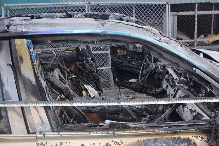 Dù lực lượng cảnh sát PCCC TP. Móng Cái, Quảng Ninh đã cố gắng dập lửa sau 30 phút nhưng xế sang này vẫn bị hư hỏng gần như hoàn toàn khiến cho ít người có thể nhận ra chiếc xe siêu sang đình đám này.