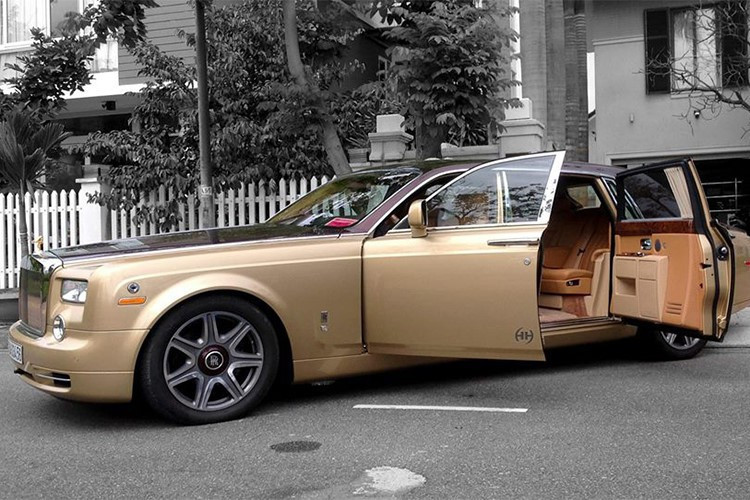 Xe siêu sang Rolls-Royce Phantom sở hữu khối động cơ V12, dung tích 6,75 lít, sản sinh công suất tối đa 453 mã lực ở vòng tua máy 5.350 vòng/phút, mô-men xoắn cực đại 720 Nm ở vòng tua 3.500 vòng/phút. Hộp số tự động 6 cấp và hệ dẫn động cầu sau, chiếc xe mất 5,7 giây để đạt 0-100 km/h.