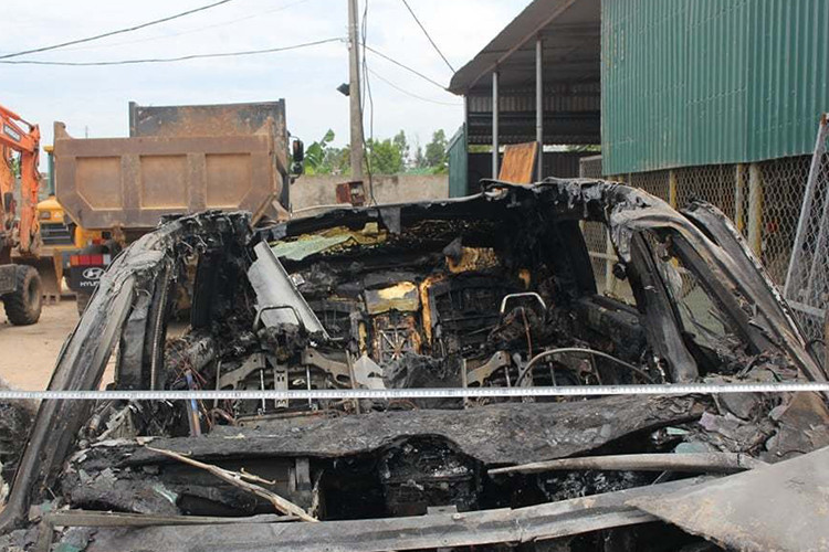 Theo quan sát có thể thấy phần động cơ của Rolls-Royce Phantom bị cháy này đã bị lửa thiêu rụi hoàn toàn. Thậm chí phần kính chắn gió phía trước cũng đã "bay" mất, rất có thể cho việc cứu hoả chiếc xe phía bên trong.