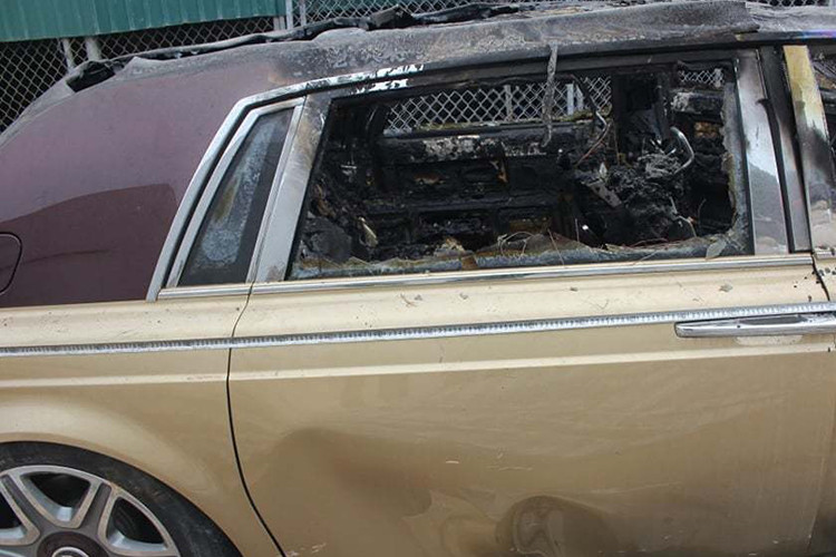 Khoang nội thất trước đó được thiết kế ép gỗ thuộc dạng hiếm nhưng khi bị cháy càng dễ bén lửa và bị thiêu rụi nhanh chóng, thạm chí cả hàng ghế da cũng bắt lửa và biến dạng hoàn toàn.