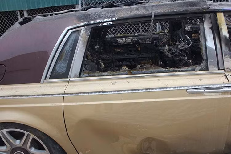 Khoang nội thất trước đó được thiết kế ép gỗ thuộc dạng hiếm nhưng khi bị cháy càng dễ bén lửa và bị thiêu rụi nhanh chóng, thạm chí cả hàng ghế da cũng bắt lửa và biến dạng hoàn toàn.