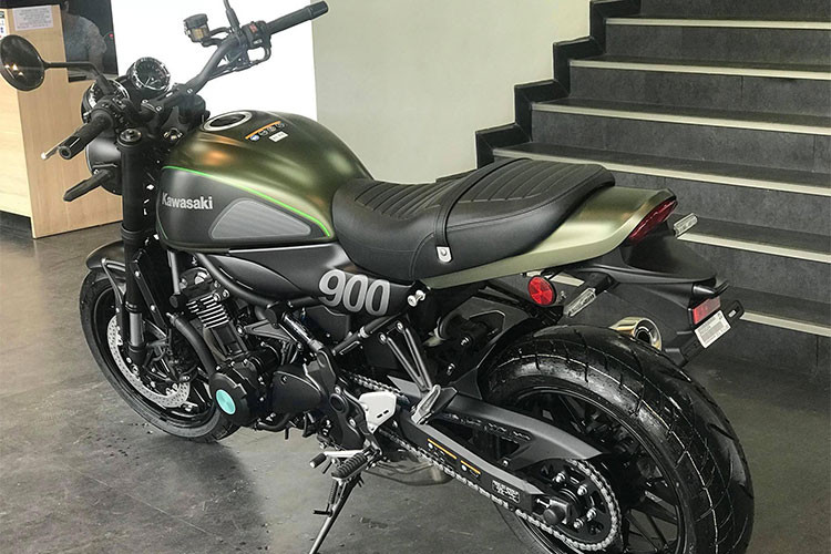 Kích thước dài rộng cao tổng thể của mẫu Z900 RS mới này cũng nhỉnh hơn hẳn so với bản tiêu chuẩn, lần lượt là 2.100 x 865 x 1.150 (mm), chiều dài cơ sở đạt 1.470mm, dài hơn 20mm so với Z900 tiêu chuẩn. Chiều cao yên của phiên bản hoài cổ này cũng cao hơn, ở mức 835mm.