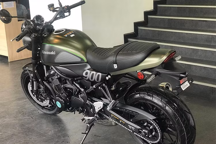 Kích thước dài rộng cao tổng thể của mẫu Z900 RS mới này cũng nhỉnh hơn hẳn so với bản tiêu chuẩn, lần lượt là 2.100 x 865 x 1.150 (mm), chiều dài cơ sở đạt 1.470mm, dài hơn 20mm so với Z900 tiêu chuẩn. Chiều cao yên của phiên bản hoài cổ này cũng cao hơn, ở mức 835mm.