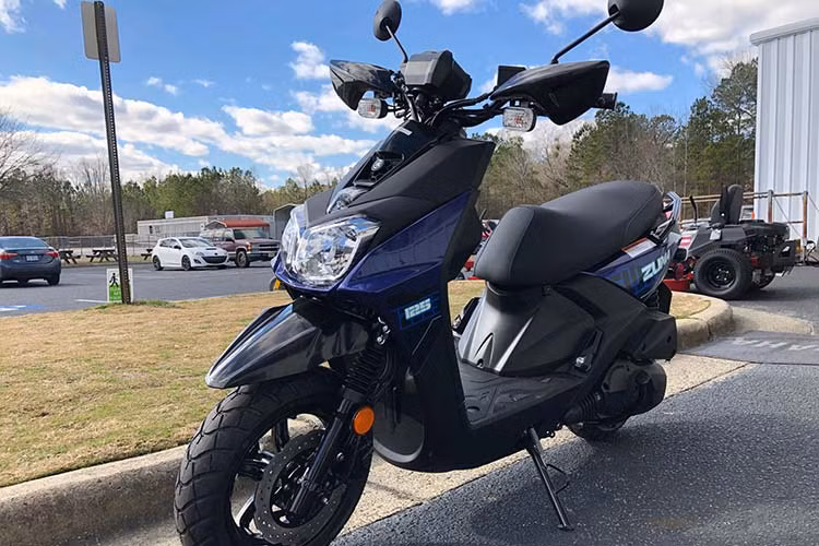 Vận tốc tối đa mà Zuma có thể đạt được là hơn 100 km/h. Điểm đáng chú ý hơn cả, là giá xe Yamaha Zuma 125 được niêm yết khoảng 3500$ (tương đương với hơn 80 triệu đồng). Mẫu xe tay ga thể thao này sẽ không được phân phối chính hãng tại Việt Nam,nếu những khách hàng muốn sở hữu sẽ phải thông qua các đơn vị nhập khẩu tư nhân.