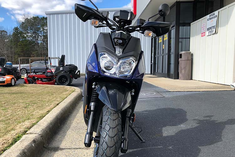 Yamaha Zuma 125 2020 có thiết kế được thừa hưởng từ đàn anh với vẻ hầm hố và góc cạnh, mang nhiều nét thiết kế đa dụng như gầm xe cao, hành trình phuộc lớn và chắn bùn đặt cao. Mẫu xe này sở hữu kích thước gọn gàng với chiều dài cơ sở 1.305mm, khoảng sáng gầm 125mm, độ cao yên xe 780mm cùng trọng lượng 118 kg.