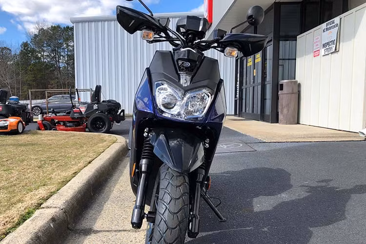 Yamaha Zuma 125 2020 có thiết kế được thừa hưởng từ đàn anh với vẻ hầm hố và góc cạnh, mang nhiều nét thiết kế đa dụng như gầm xe cao, hành trình phuộc lớn và chắn bùn đặt cao. Mẫu xe này sở hữu kích thước gọn gàng với chiều dài cơ sở 1.305mm, khoảng sáng gầm 125mm, độ cao yên xe 780mm cùng trọng lượng 118 kg.