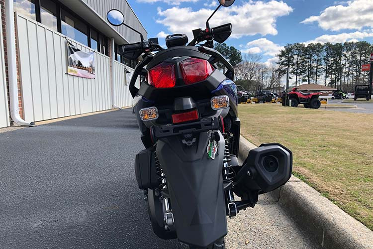 Hệ thống giảm xóc trên Yamaha Zuma 125 2020 gồm cặp phuộc trước dạng ống lồng và giảm xóc đôi ở phía sau. Trong khi đó, xe sử dụng các đĩa phanh thủy lực có kích thước 245mm cho dàn chân trước và 200mm cho dàn chân sau.