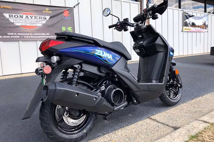 Yamaha Zuma 125 2020 được trang bị động cơ SOHC 4 thì, xi-lanh đơn, dung tích 125cc, làm mát bằng chất lỏng, cho ra công suất 8 mã lực và momen xoắn cực đại 9.5 Nm. Với sức mạnh từ khối động cơ này, Zuma 125 hoàn toàn có thể phục vụ nhu cầu di chuyển trong thành phố cũng như đường trường.