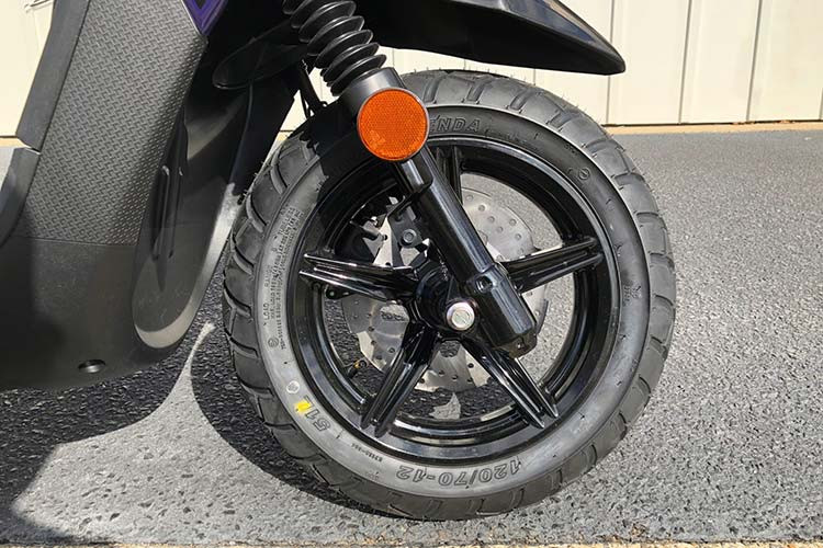 Nhờ cốp xe có dung tích chứa đồ lớn, hệ thống khởi động bằng điện, hệ thống phanh đĩa tuyệt vời và bộ khung thép rắn chắc, Zuma 125 được đông đảo khách hàng mê xe ga thể thao yêu thích trên toàn cầu.