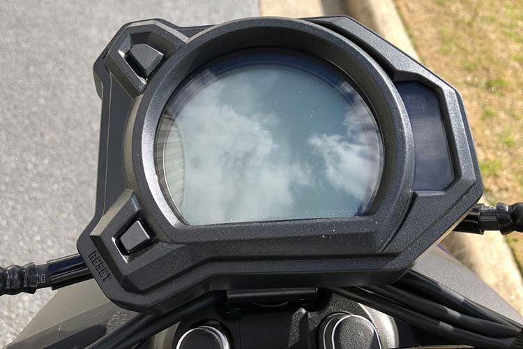 Nếu so sánh với đối thủ là Honda PCX, Zuma 125 hoàn toàn có lợi thế tuyệt đối về kích thước tổng thể. Vẫn như các đời trước, Yamaha Zuma sở hữu nhiều tiện ích như bảo vệ tay lái, cốp rộng, ghi đông cao và ở thế hệ mới này, chiếc xe đã được thêm vào bộ đèn LED hiện đại và bền bỉ.