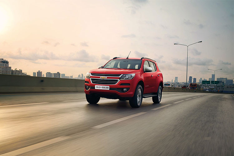 Tại Thái Lan, giá xe Chevrolet Traiblaze bắt đầu từ 1,244 triệu Baht (tương đương 799 triệu đồng) và đạt tới 1,479 triệu Baht cho bản cao nhất (950 triệu đồng). Hiện một số đại lý GM tại Việt Nam đã bắt đầu mở đơn đặt hàng cho xe ngay trong tháng 04/2018 này, mức giá bán cho xe vẫn chưa được công bố nhưng dự kiến khoảng 1 tỷ đồng.