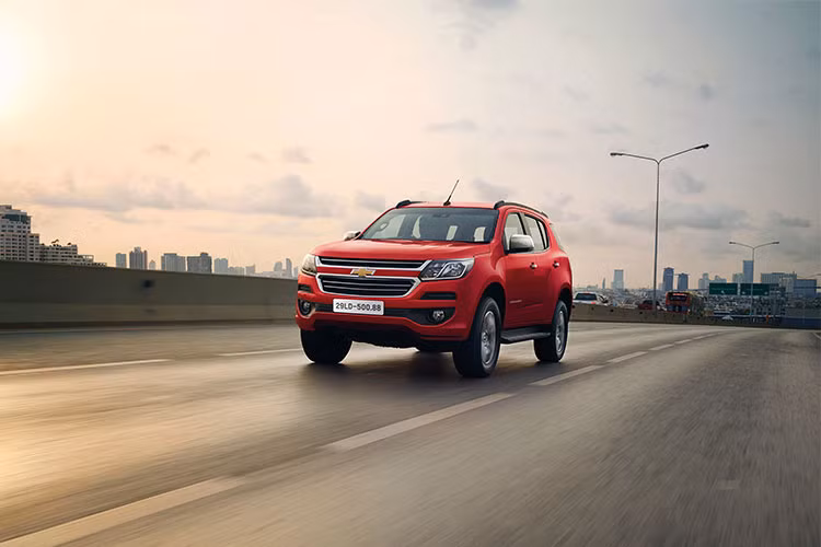 Tại Thái Lan, giá xe Chevrolet Traiblaze bắt đầu từ 1,244 triệu Baht (tương đương 799 triệu đồng) và đạt tới 1,479 triệu Baht cho bản cao nhất (950 triệu đồng). Hiện một số đại lý GM tại Việt Nam đã bắt đầu mở đơn đặt hàng cho xe ngay trong tháng 04/2018 này, mức giá bán cho xe vẫn chưa được công bố nhưng dự kiến khoảng 1 tỷ đồng.