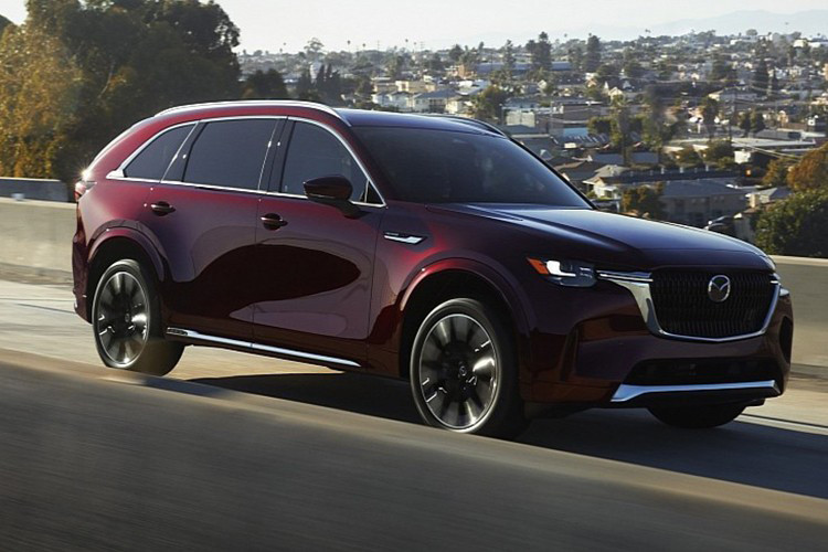 Động cơ bốn xi-lanh nhỏ hơn nạp khí tự nhiên hoạt động kết hợp với một động cơ điện, tạo ra công suất tổng hợp là 323 mã lực từ thiết lập plug-in hybrid. Được đặt giữa động cơ đốt trong và hộp số, động cơ điện lấy năng lượng từ bộ pin 17,8kWh.