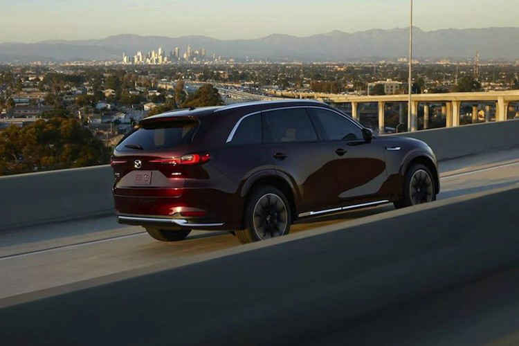 Động cơ lớn hơn được cho là có sẵn ở hai trạng thái điều chỉnh. Hiện tại 2 trạng thái này trên CX-90 đang lần lượt đạt công suất 340 mã lực và 280 mã lực và 332 lb-ft. Mazda đã thiết kế cả hai biến thể của động cơ 3.3 lít với hệ thống hybrid nhẹ.