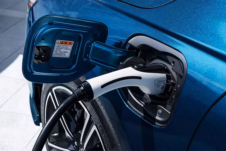 Phiên bản hybrid sạc điện Honda Accord PHEV 2026 mới được trang bị động cơ 2.0L, cung cấp tổng công suất 181 mã lực và mô-men xoắn 335 Nm, mang đến tầm vận hành thuần điện là 106 km.