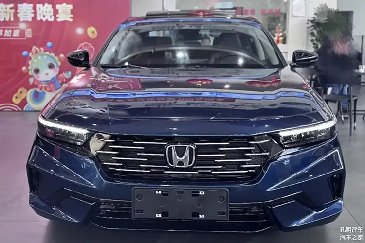 Một thay đổi đáng ghi nhận chính là những bộ phản quang màu cam đã bị loại bỏ, giúp tổng thể xe trông tinh tế hơn. Lưới tản nhiệt mới cũng góp phần tạo điểm nhấn cho phần đầu xe, đi kèm 19 thanh ngang mạ bạc.