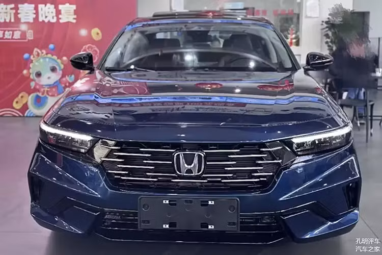 Một thay đổi đáng ghi nhận chính là những bộ phản quang màu cam đã bị loại bỏ, giúp tổng thể xe trông tinh tế hơn. Lưới tản nhiệt mới cũng góp phần tạo điểm nhấn cho phần đầu xe, đi kèm 19 thanh ngang mạ bạc.