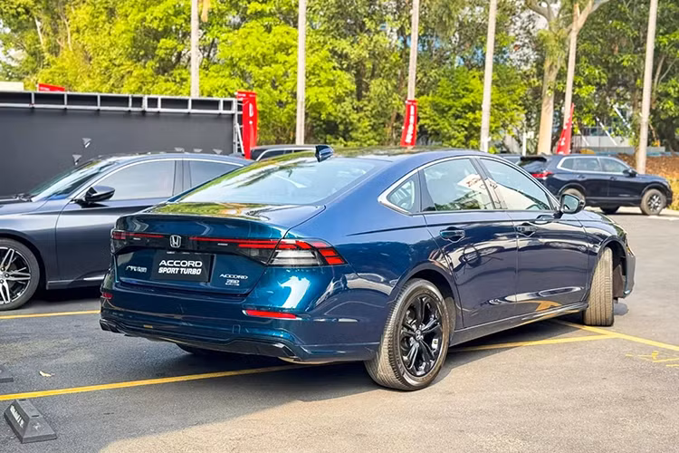 Tại Trung Quốc, Honda Accord 2026 mới được sản xuất cùng đối tác GAC, lần nâng cấp này chủ yếu tập trung vào phần đầu xe. Cụm đèn pha vẫn giữ nguyên hình dạng nhưng đã được tinh chỉnh bên trong, còn đèn LED định vị ban ngày (DRL) kéo dài hơn về phía lưới tản nhiệt.