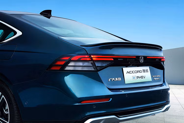 Ngoài ra, cản trước được thiết kế lại với những đường nét sắc sảo hơn, giúp Accord tại Trung Quốc có diện mạo thể thao hơn so với phiên bản toàn cầu. Tuy nhiên, phần đuôi xe không có thay đổi đáng kể, vẫn giữ nguyên thiết kế đèn hậu quen thuộc với dải LED chạy ngang.