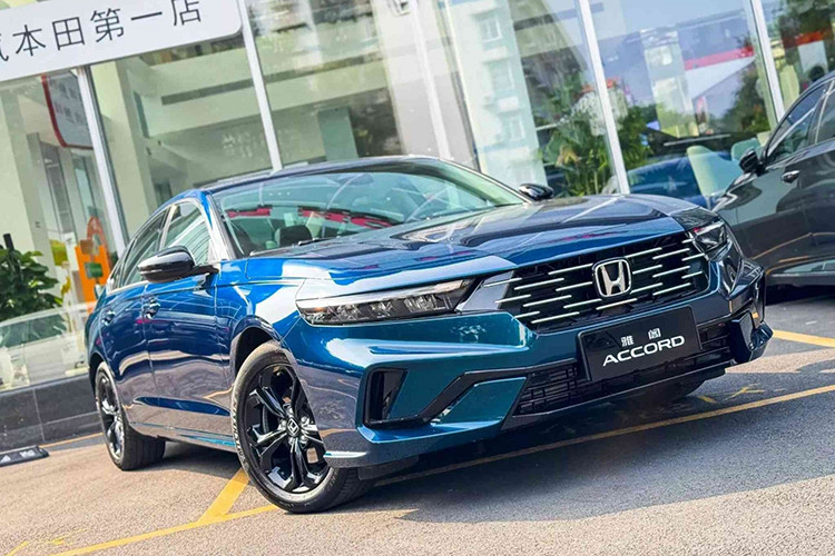 Chỉ chưa đầy hai năm sau khi thế hệ thứ 11 của Honda Accord tại Trung Quốc, mẫu sedan này đã được hãng xe Nhật Bản cập nhật thiết kế. Dù thay đổi không quá lớn, nhưng Accord 2026 vẫn có những điểm nhấn đáng chú ý, mang đến vẻ ngoài sắc sảo hơn đôi chút so với bản tiền nhiệm.