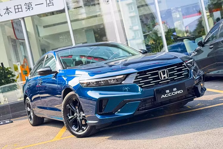 Chỉ chưa đầy hai năm sau khi thế hệ thứ 11 của Honda Accord tại Trung Quốc, mẫu sedan này đã được hãng xe Nhật Bản cập nhật thiết kế. Dù thay đổi không quá lớn, nhưng Accord 2026 vẫn có những điểm nhấn đáng chú ý, mang đến vẻ ngoài sắc sảo hơn đôi chút so với bản tiền nhiệm.