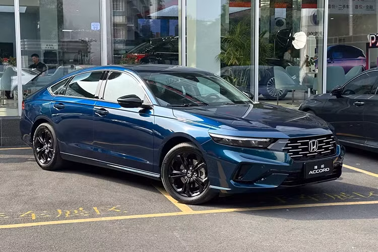 Mức giá xe Honda Accord 2026 tại Trung Quốc chưa công bố, đây không phải là mẫu xe duy nhất trong phân khúc sedan cỡ D. Honda còn cung cấp Inspire - mẫu xe có thiết kế khác biệt ở phần đầu và đuôi xe, được sản xuất bởi đối tác Dongfeng. Inspire cũng có cả phiên bản động cơ đốt trong và hybrid sạc điện.