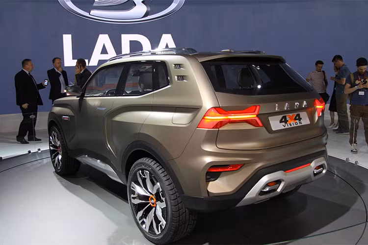 Nếu chú ý quan sát, có thể thấy Lada 4x4 Vision Concept có khá nhiều điểm giống với Kona, mẫu xe toàn cầu mới được Hyundai bán ra thị trường thế giới, như kiểu dáng, các đường cắt cúp và cụm đèn chiếu sáng. Tuy nhiên về ngoại hình thì mẫu xe Nga có thiết kế hầm hố hơn.