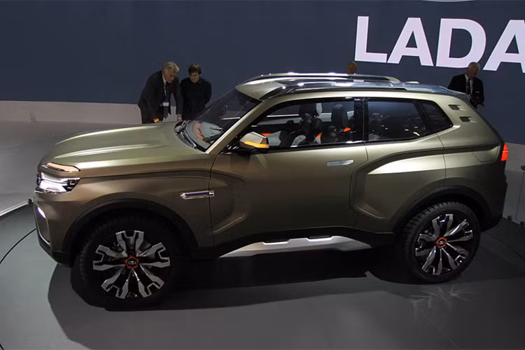 Ở sự kiện lần này, hãng xe ôtô Lada của Nga đã mang đến một thứ gọi là 4x4 Vision, và nó có dáng vẻ chắc chắn với một thiết kế táo bạo trong giống như một mẫu Renault/Dacia Duster sử dụng… steroid vậy.