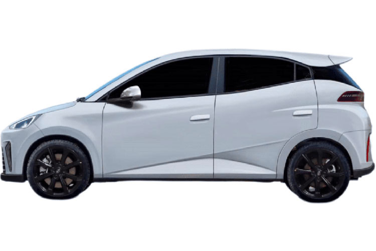 Đằng sau mẫu xe điện BYD Seagull tại Trung Quốc này cũng xuất hiện cụm đèn hậu nằm vắt ngang đuôi xe, cản sau sơn 2 màu, tích hợp bộ khuếch tán gió giả vả 2 đèn phản quang nằm dọc. Đèn pha LED sẽ là trang bị tùy chọn của mẫu ôtô điện đô thị này.