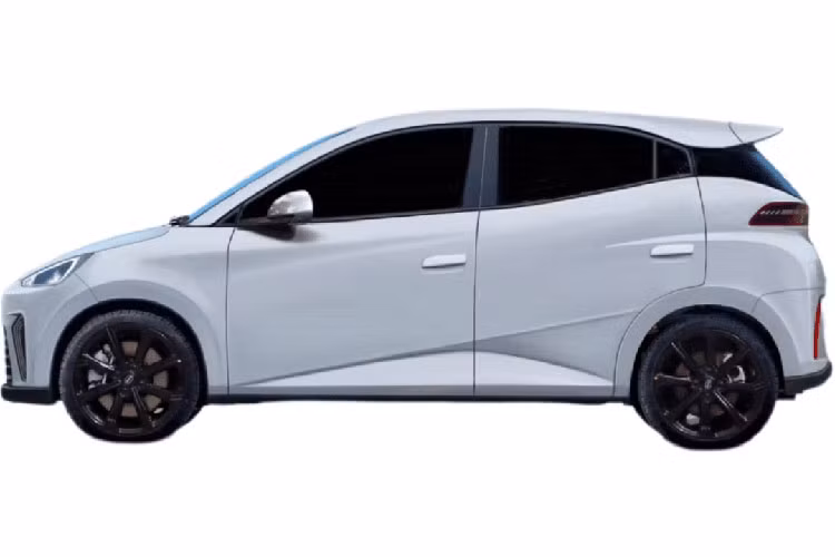 Đằng sau mẫu xe điện BYD Seagull tại Trung Quốc này cũng xuất hiện cụm đèn hậu nằm vắt ngang đuôi xe, cản sau sơn 2 màu, tích hợp bộ khuếch tán gió giả vả 2 đèn phản quang nằm dọc. Đèn pha LED sẽ là trang bị tùy chọn của mẫu ôtô điện đô thị này.