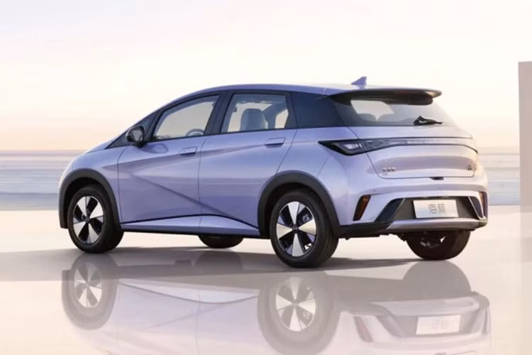 Ngoài ra, so với đàn anh Dolphin, xe còn ngắn hơn 370 mm, hẹp hơn 55 mm, thấp hơn 30 mm và chiều dài cơ sở kém 200 mm. Không chỉ nhỏ gọn, BYD Seagull còn sở hữu những đường nét thiết kế sắc sảo và góc cạnh. Xe sở hữu cụm đèn pha cỡ nhỏ, hốc gió trung tâm hình chữ thang khá lớn và hai khe gió giả ở hai bên.