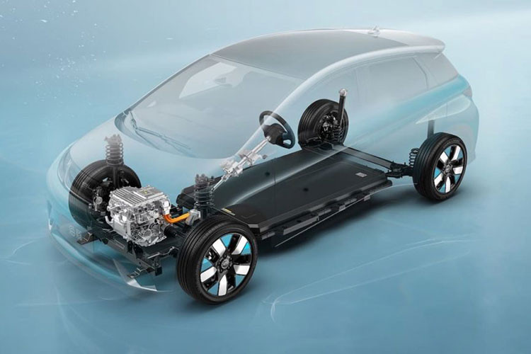 Thêm vào đó là bộ vành la-zăng có đường kính 15 inch hoặc 16 inch, tùy phiên bản. Trên sườn còn có nhiều đường dập gân, đường chân kính hất lên ở cột C và nóc dốc về phía sau.