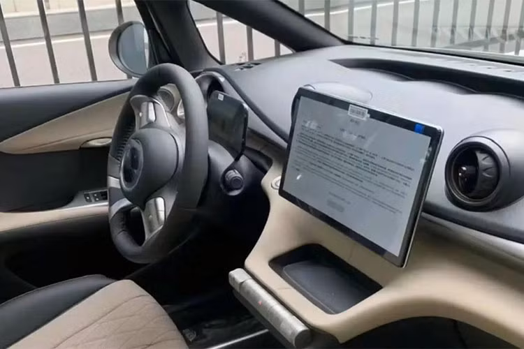 Ngoài ra, xe còn có cánh gió mui đi kèm đèn phanh trên cao. Hình ảnh chụp nội thất của BYD Seagull không được đăng trên trang web của MIIT. Tuy nhiên, những hình ảnh rò rỉ trước đó cho thấy mẫu ôtô điện này sở hữu không gian nội thất giống với đàn anh BYD Dolphin.