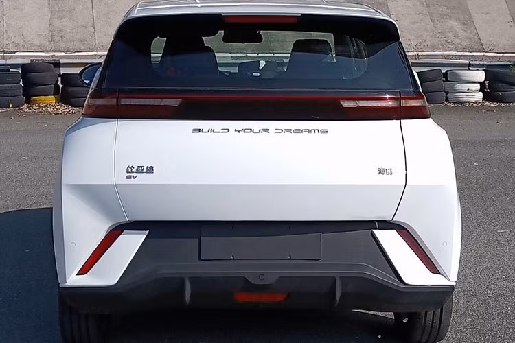 Tương tự các mẫu xe thuộc dòng Ocean, BYD Seagull cũng được lấy tên với cảm hứng đại dương. Trong tiếng Anh, Seagull vốn có nghĩa là "hải âu". Mới đây, những hình ảnh và thông tin chính thức đầu tiên của xe điện BYD Seagull 2024 đã được đăng trên trang web của Bộ Công nghiệp và Công nghệ Thông tin Trung Quốc (MIIT).