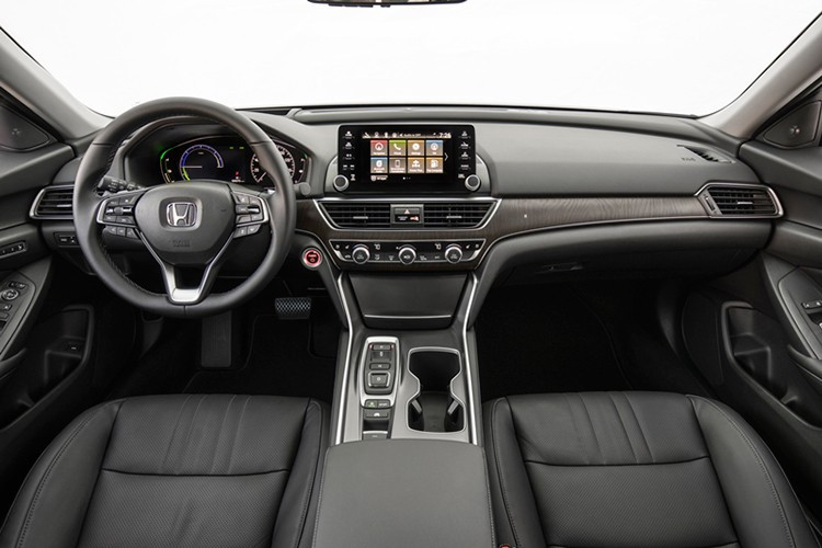 Bên trong Honda Accord 2019 xuất hiện bảng đồng hồ kỹ thuật số, màn hình thông tin giải trí nằm độc lập trên mặt táp-lô và 2 hộc để cốc nằm song song với cụm điều khiển trung tâm. Bên dưới màn hình giải trí trung tâm là cửa gió điều hòa và các núm chỉnh cơ tiện dụng.