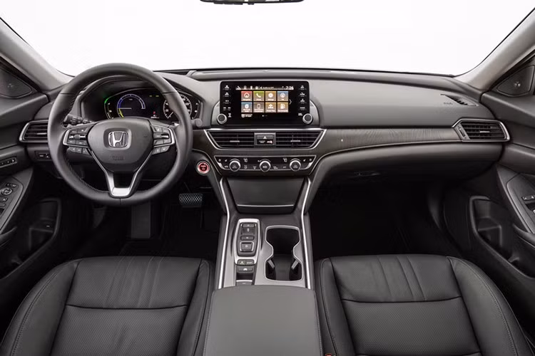 Bên trong Honda Accord 2019 xuất hiện bảng đồng hồ kỹ thuật số, màn hình thông tin giải trí nằm độc lập trên mặt táp-lô và 2 hộc để cốc nằm song song với cụm điều khiển trung tâm. Bên dưới màn hình giải trí trung tâm là cửa gió điều hòa và các núm chỉnh cơ tiện dụng.