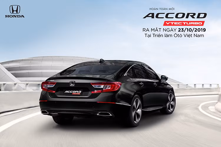 Phần đầu của Accord mới được tinh chỉnh lại ở chi tiết cụm lưới tản nhiệt, cản trước/sau nay đều được hạ thấp xuống. Xe sở hữu công nghệ LED ở hệ thống đèn pha, sương mù và đèn hậu. Chiều dài tổng thể của xe cũng được thu ngắn hơn nhưng lại rộng hơn ở hai bên, mui xe dài và thấp.