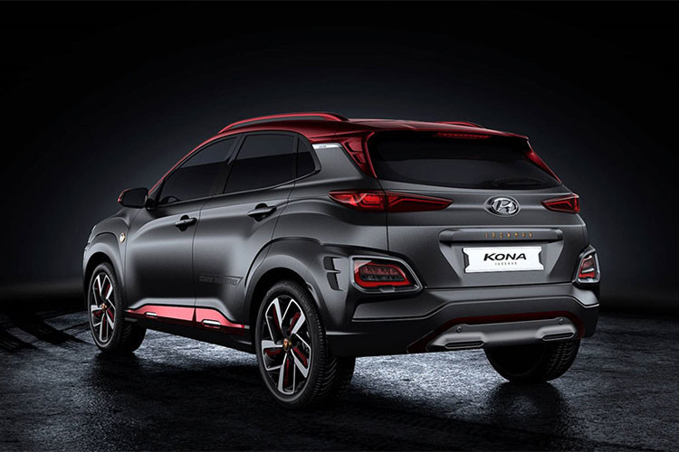 Kona Iron Man Edition 2018 có ba tùy chọn động cơ dầu, gồm động cơ tăng áp 3 xi lanh, dung tích 1.0L cho công suất 118 mã lực và mô-men xoắn 172 Nm, động cơ thường dung tích 2.0L (công suất 147 mã lực và mô-men xoắn 180 Nm) và động cơ tăng áp 4 xi lanh dung tích 1.6L (công suất 174 mã lực, mô-men xoắn 265 Nm).