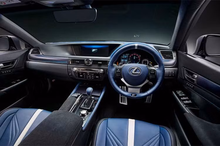 Khoang nội thất của cả hai mẫu xe đều được bao phủ bởi tông màu xanh-đen-trắng ấn tượng. Đặc biệt, ghế ngồi và vô-lăng bọc da màu xanh cùng với điểm nhấn trắng tạo nên phong cách thể thao, sang trọng cho xe.